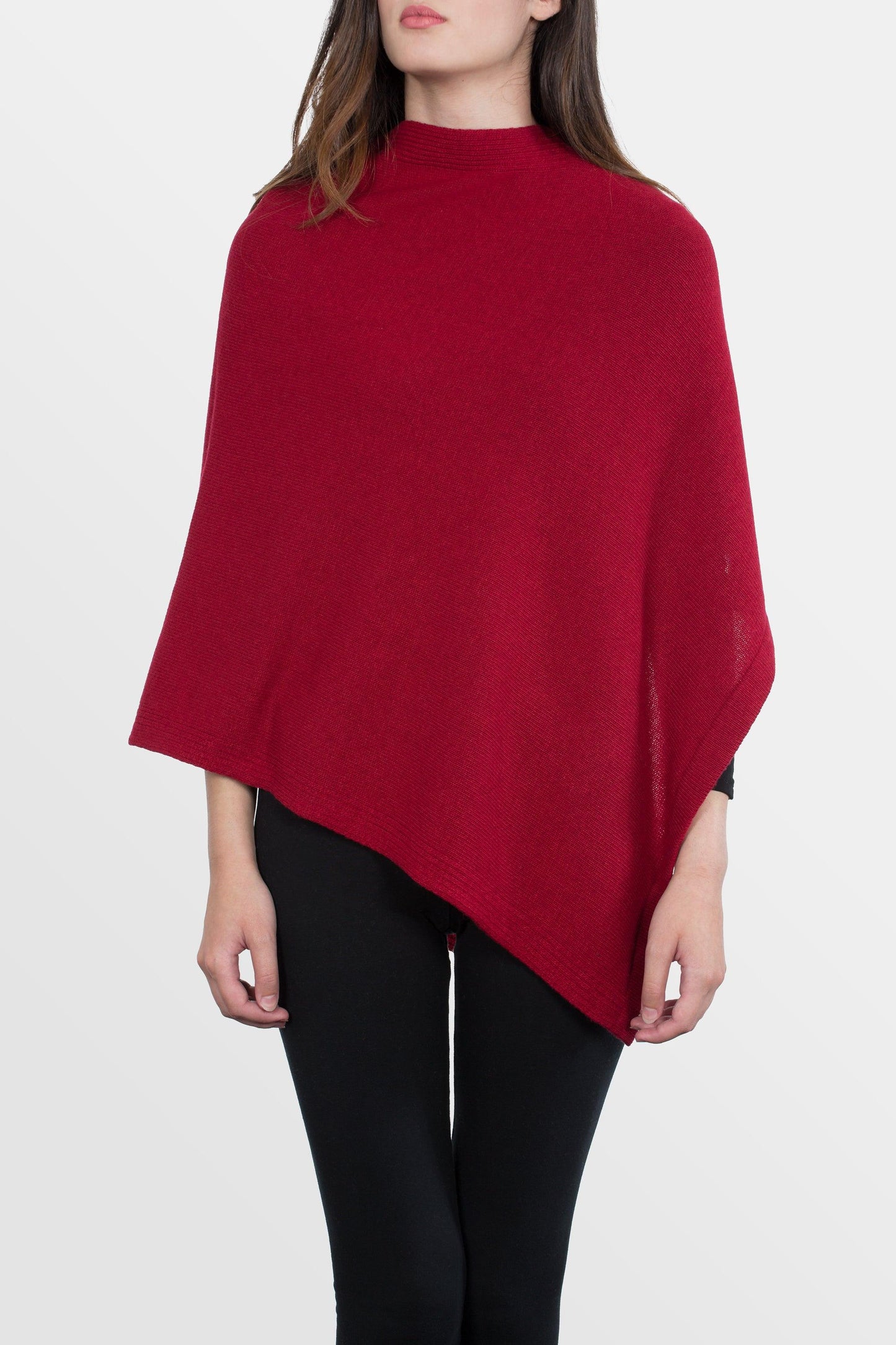 modella che indossa poncho quadrato in misto cashmere di colore rosso scuro