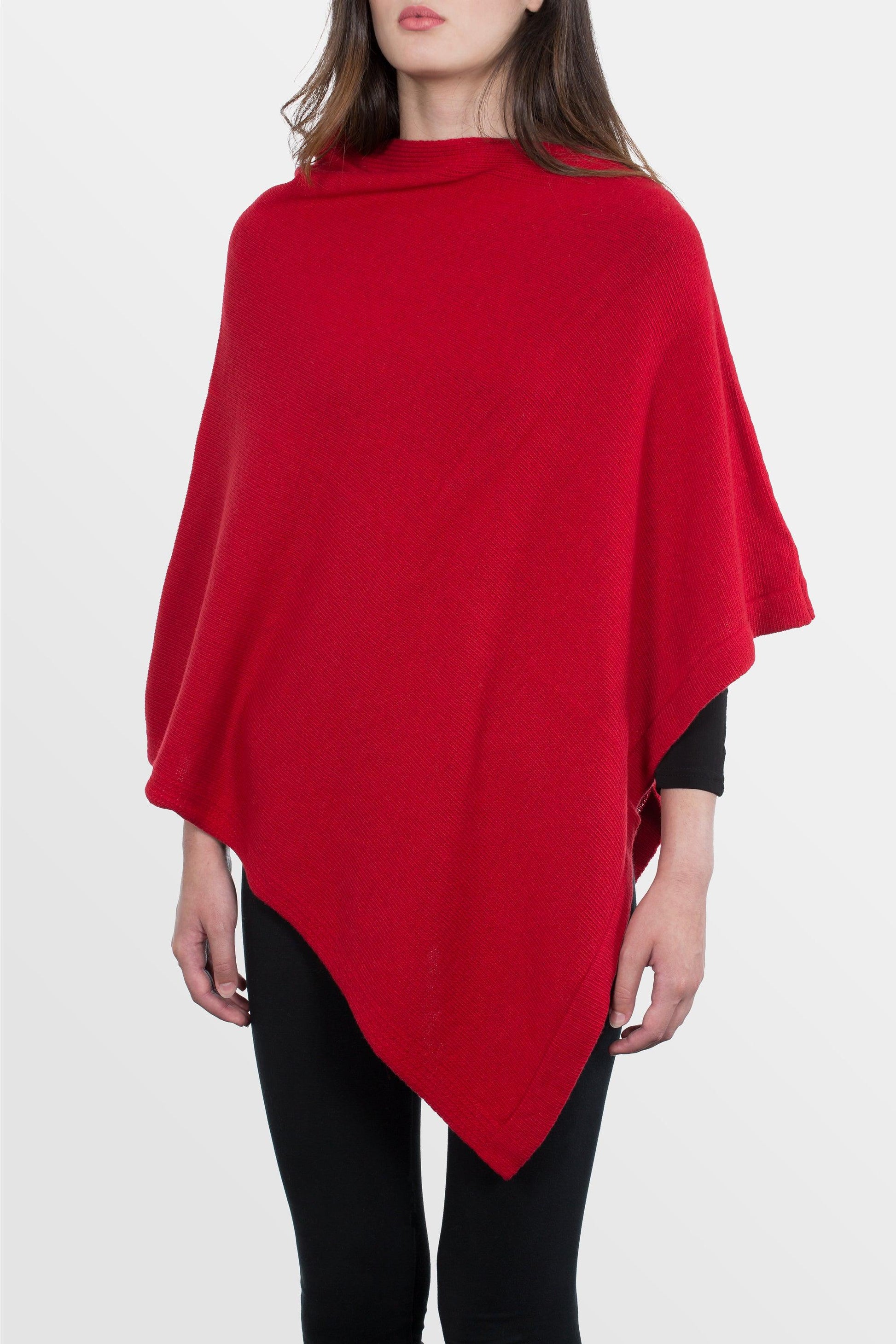 modella che indossa poncho quadrato in misto cashmere di colore rosso