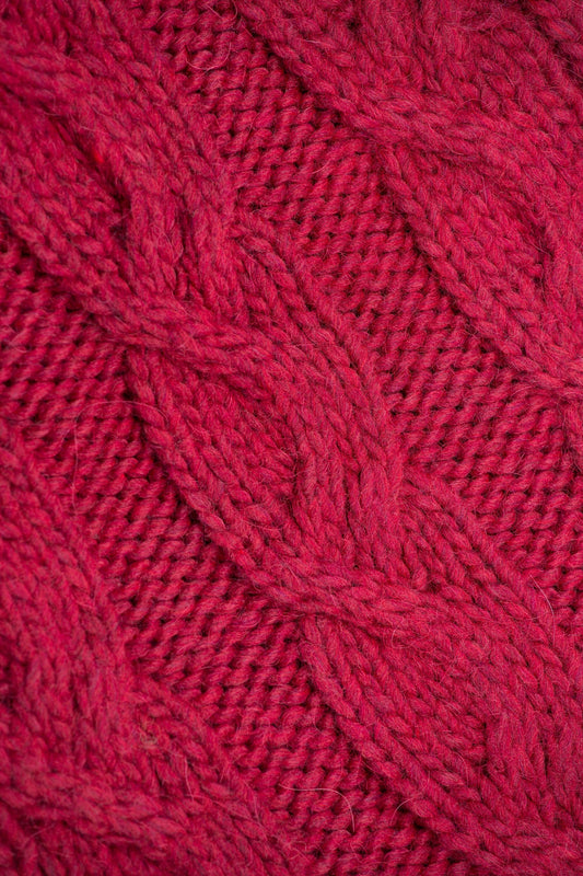 dettaglio sciarpa con trecce doppie in lana da donna di colore rosso