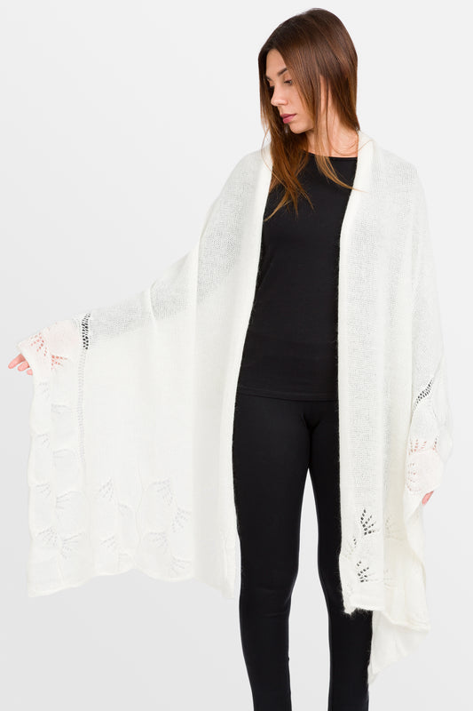 modella frontale che indossa stola aperta in misto lana mohair da donna di colore bianco panna